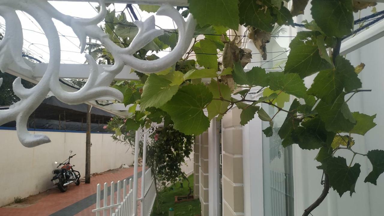 Daffodils Spice Court Hotel Kochi Exterior photo